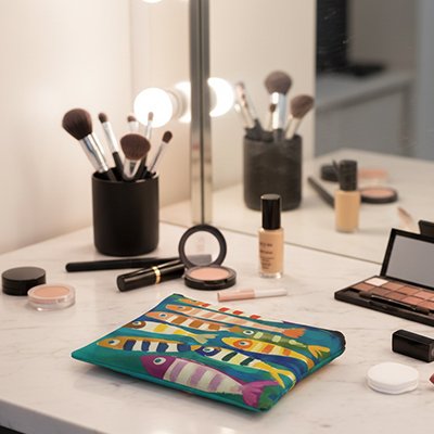 Trousse de toilette femme multifonction  motifs poissons peints multicolores fond bleu