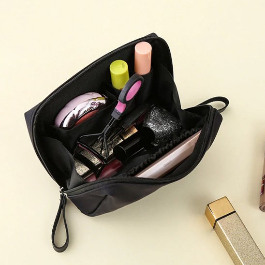 Trousse de toilette femme rectangulaire en tissu noir avec fermeture éclair dorée
