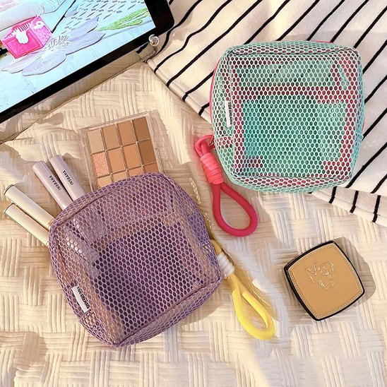 Trousse de toilette légère, compacte et ultra-pratique, en maille transparente violette