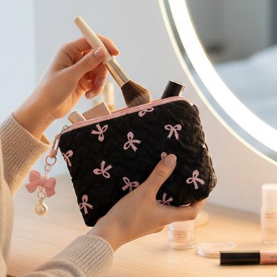 Trousse maquillage en coton matelassé en motif petit nœud rose fond noir